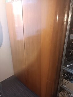 Stará šatní skříň