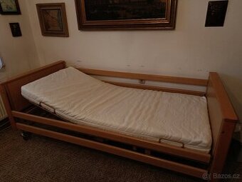 Zdravotní polohovací postel