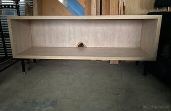 Kvalitní dřevěný stolek pod televizi,popř knihovnička. Levně