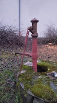 starožitná litinová pumpa – krásný solitér do zahrady