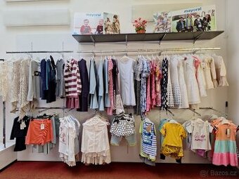 Profesionální vybavení prodejny (stěnový systém, regály, ram