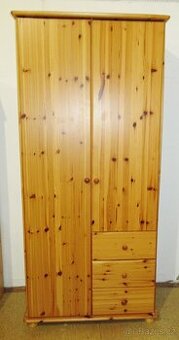 Borovicová šatní skříň - celomasiv - Výborný stav