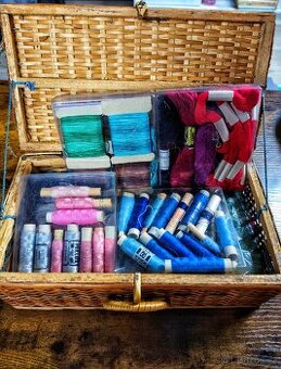 Retro proutěný šicí košík s bohatou výbavou