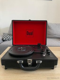 Kufříkový gramofon značky Dual