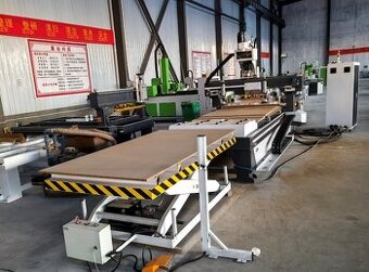 CNC frézka s výměnnými nástroji a automatickými stoly