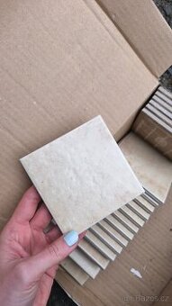 Béžové keramické kachličky vhodné i jako venkovní