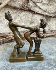 Bronzová socha skupina - Nahá žena a satyr Darky pro pary