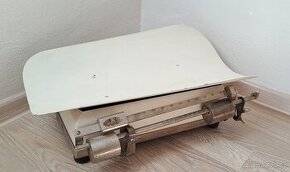 Retro kojenecká váha