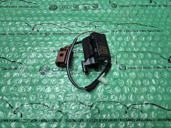 mikrospínač otevírání kufru VW Golf IV (1J) combi bez centrá