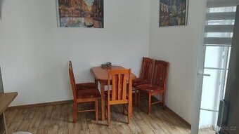 Rustikální stůl a židle mahagon