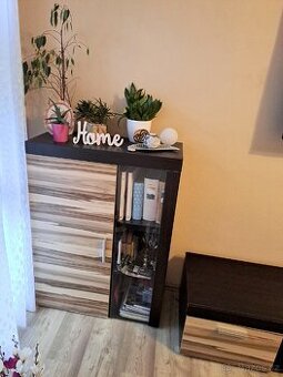 Obývací stěna 2x skříňka, tv stolek - spěchá