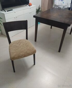 Dřevěný rozkládací jídelní stůl a 4 židle