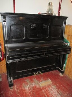 Piano-plně funkční,naladěné