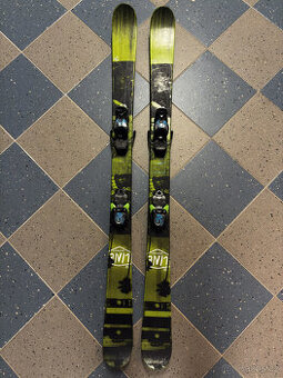 Lyže Line Mastermind freestyle