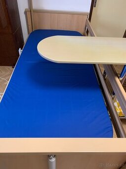 elektrická polohovací postel pro seniory a stolek