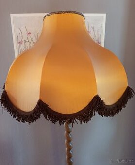 Starozitna drevena lampa