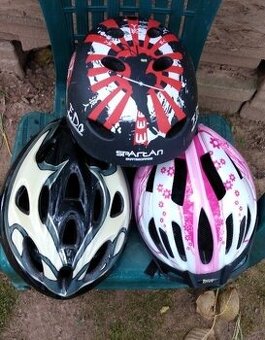 2x cyklistická dětská helma a 1x helma na skateboard
