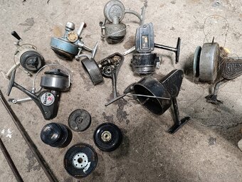 Set starých navijáku, rybářské potřeby retro