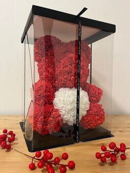 Luxusní medvídek z umělých růží – 28 × 38 cm