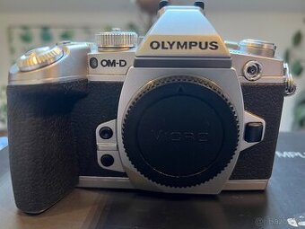 Olympus OM-D E-M1 Top stav, pouze 2860 expozic