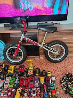 Odrážedlo a mix hraček