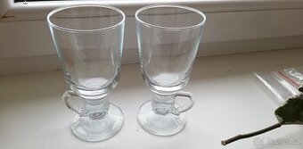 Skleněný hrnek s ouškem