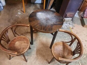 Stare židle a stůl