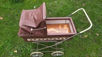 Starý retro kočárek pro panenky