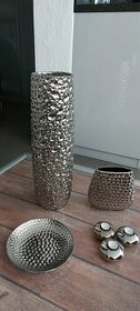 Stříbrná stylová sestava váz a svícnů s vytlačeným vzorem