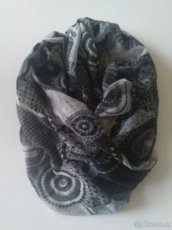 Dámský kruhový šátek černo-šedo-bílý