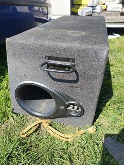 Kicker bedna na subwoofer