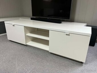 TV stolek BYÅS,lesklá bílá