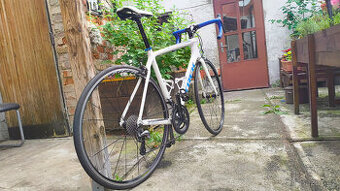 Trek Émonda SL – Velikost 56 cm, karbon, Tiagra, nová kola M