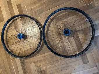 Kola na Race Face komponentech, 29 palců (modré ventilky)