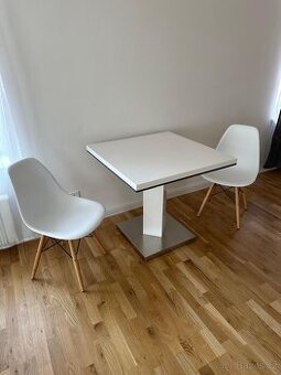 Malý jídelní set – stůl 80×80 cm + 2 židle