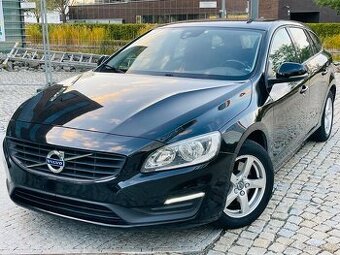 Volvo V60 2.4D 5VÁLEC ROK 2017 4x4 AUT SENZORY ODPOČET DPH