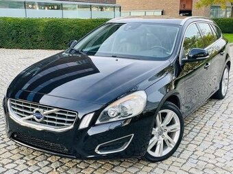 Volvo V60 2.4D5 5-VÁLEC MANUÁL VÝHŘEV KAMERA TAŽNÉ SERVISKA