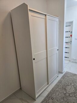 Bílá šatní skříň Ikea HAUGA - jako nová (199x118x55cm)
