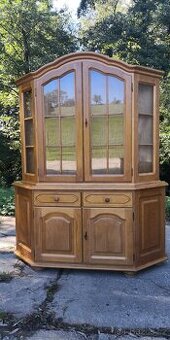 Masivní rustikální vitrína