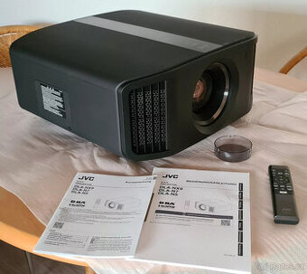 Projektor D-ILA DLA-N7 4K ve velmi dobrém stavu s nízkým poč