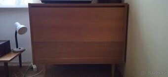 Postele, peřínáče, prádelník