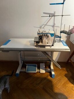 JACK E4 Průmyslový šicí stroj, čtřnitný,overlock