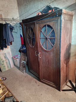 Starožitná skříň prosklená zdobená