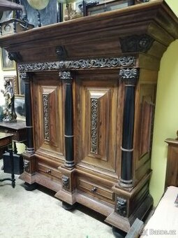 Starožitná skříň