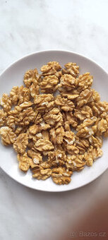 Loupané vlašské ořechy - - viz text