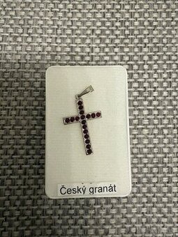 Stříbrný přívěsek s českým granátem – nový, nenošený ❤️