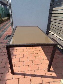 Zahradní stůl se skleněnou deskou