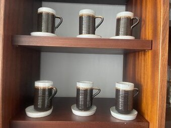 Prodám hrnky a skleničky a dřevěný soudek z pozůstalosti