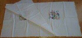 Ručně vyšívaný ubrus nepoužívaný 125 x 125 cm