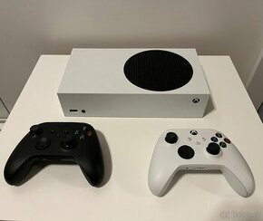 Xbox Series S + 2 ovladače
